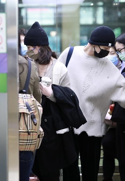 疑似恋爱乔英子李庚希和男友人走机场友人粉发美甲太抢眼