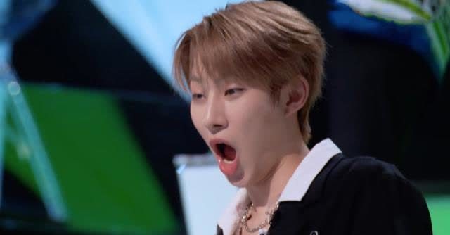 再看台下学员的反应～奥斯卡张大嘴巴,惊到失去表情管理.