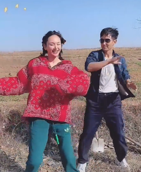 郭晓东带程莉莎回农村,拿锄头干活接地气,刚被节目淘汰就下乡?