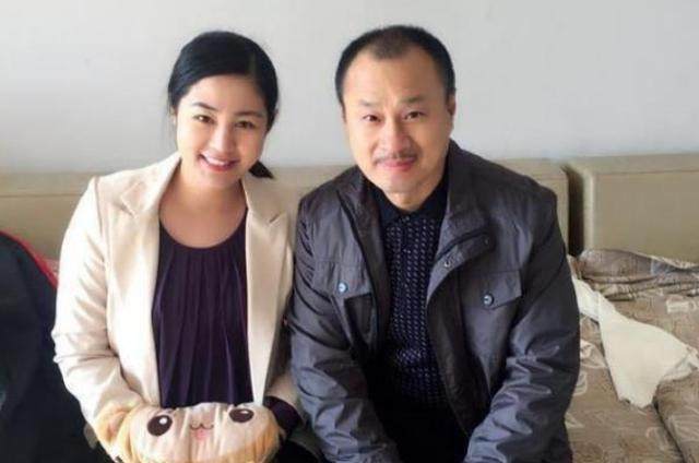 在最初的第一部中,赵四的扮演者是本山传媒的演员关小平,但是后来由于