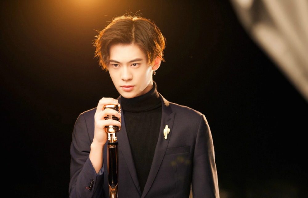 青你3最炙手可热的选手非梁森莫属了颜值耐打实力和背景更是杠杠的