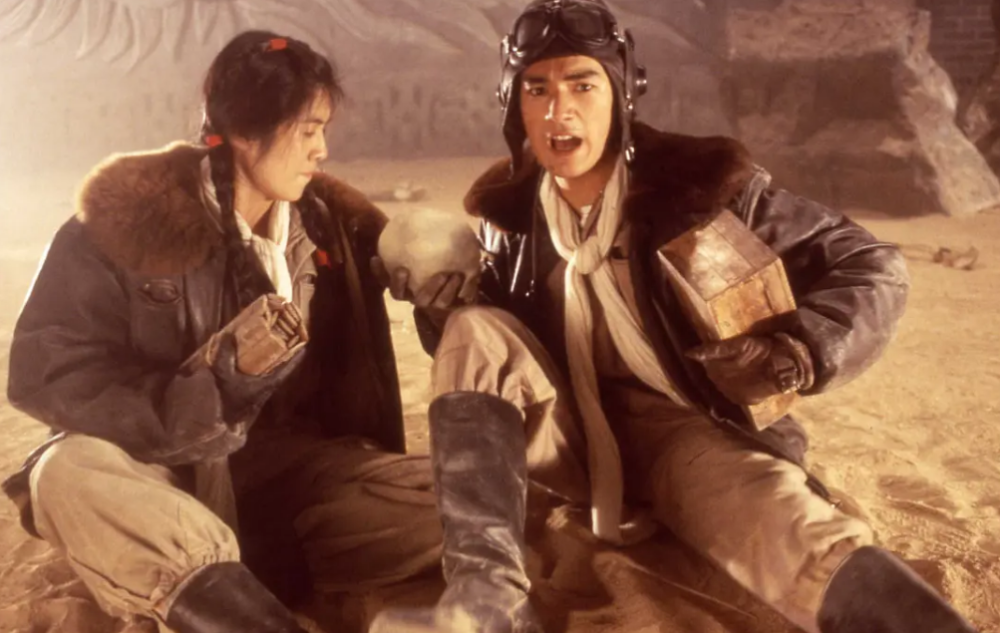 而是为李连杰增加了很多独特的兵器,除了九节鞭,手枪在片中大显神威以