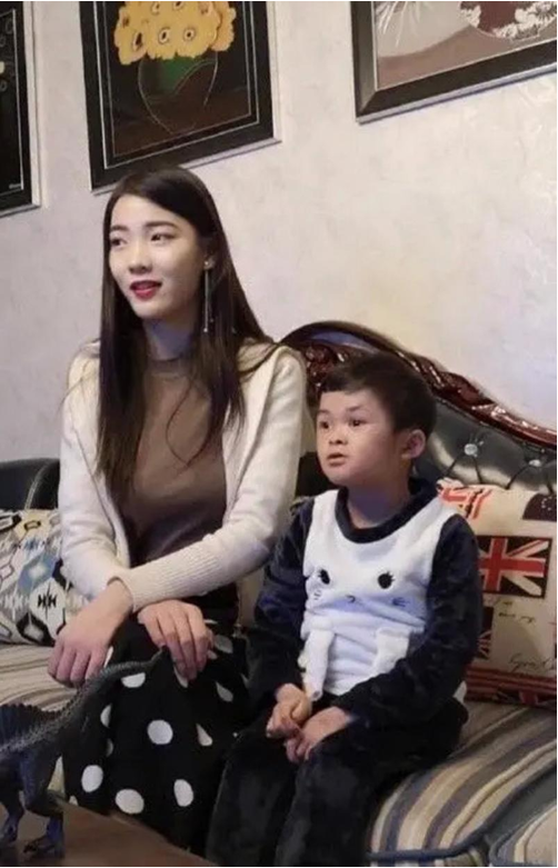 "小马云"拍过两部电影,分别彰显了愚昧与奢侈,暗含其形象定位