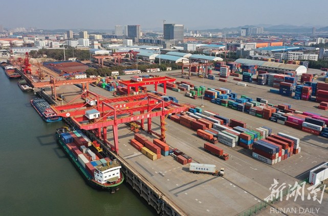 长沙新港码头货运忙