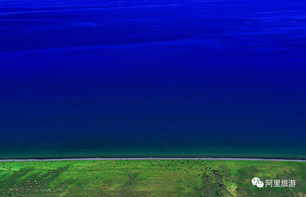 革吉县亚热乡的湖泊——错那措(错呐措),蓝如碧,绿如玉.图/剡溪游客