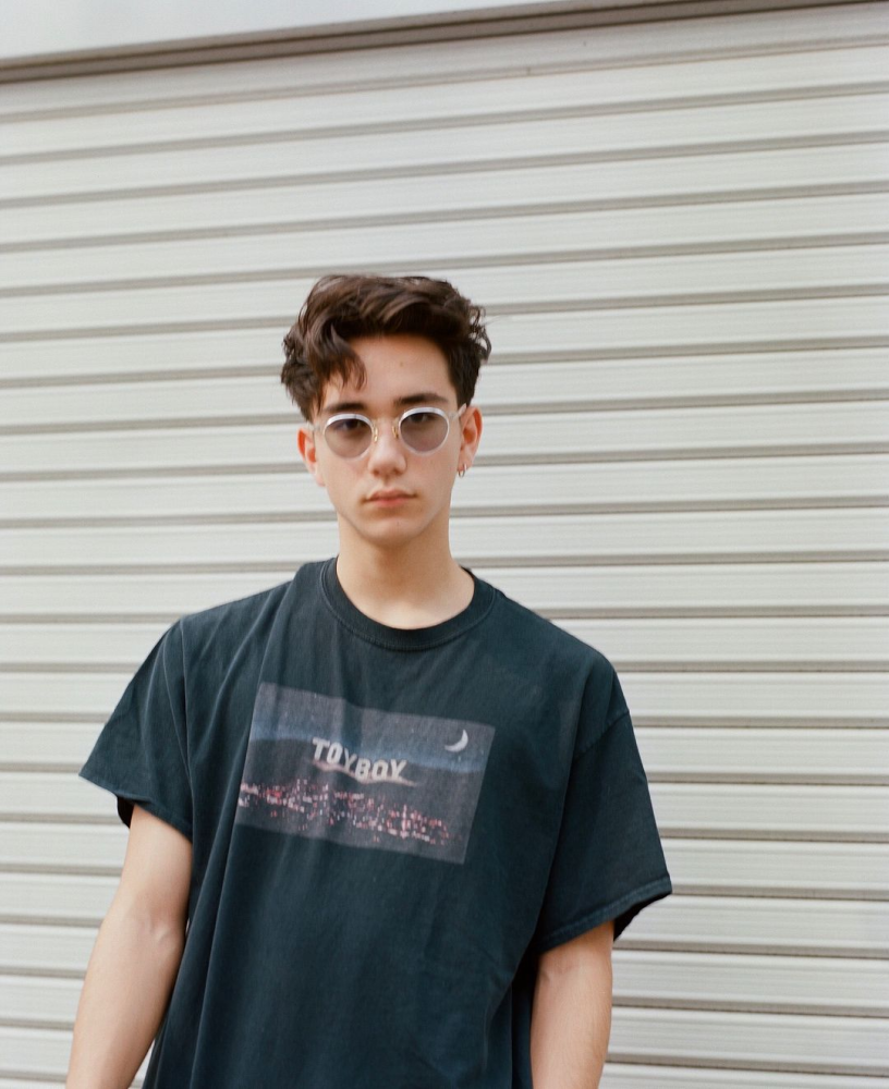 如此优秀的神仙颜值,还会发布一些自己的个人单曲,而且在美国面临疫情