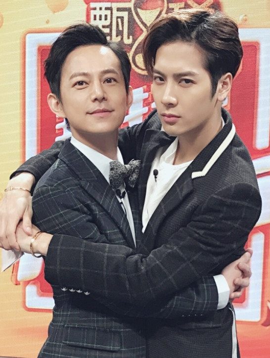 王嘉尔生日 何炅零点准时送祝福