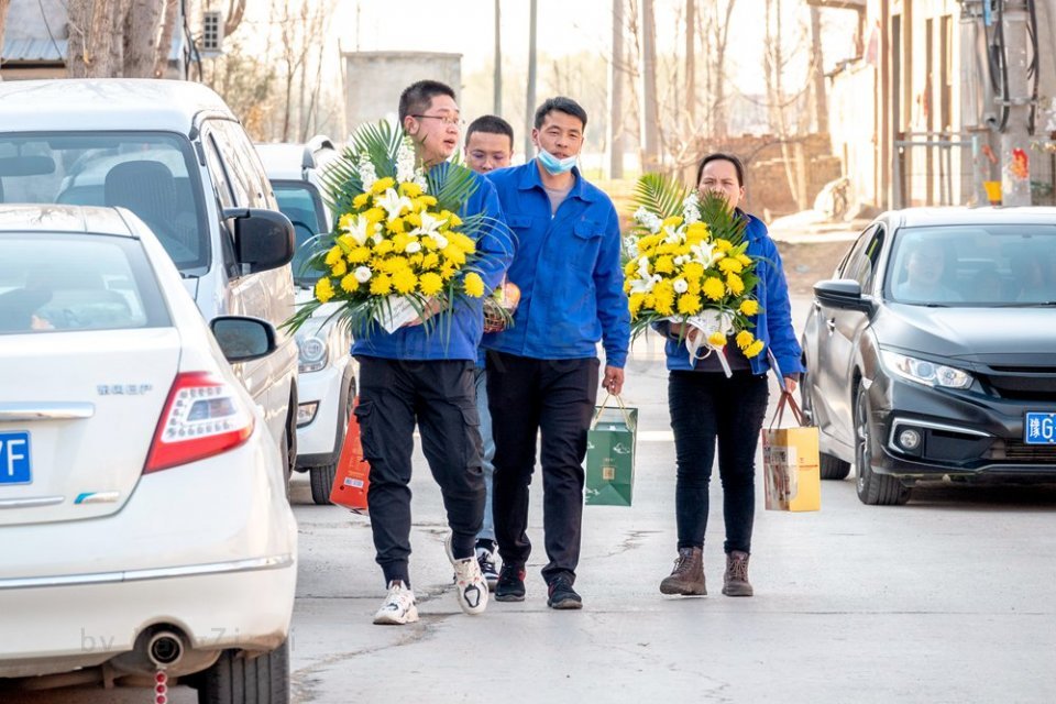 走进卫国戍边英雄肖思远老家:河南延津,人们自发到陵园献花缅怀