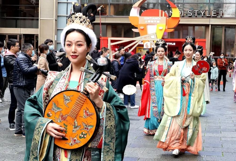 农历大年初一,上海新天地举行国风汉服主题巡游