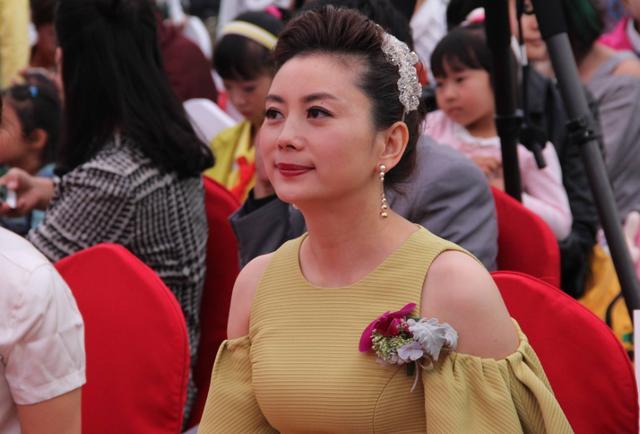 央视主持朱军因丑闻退居二线后妻子谭梅被麻烦缠身员工公开讨薪