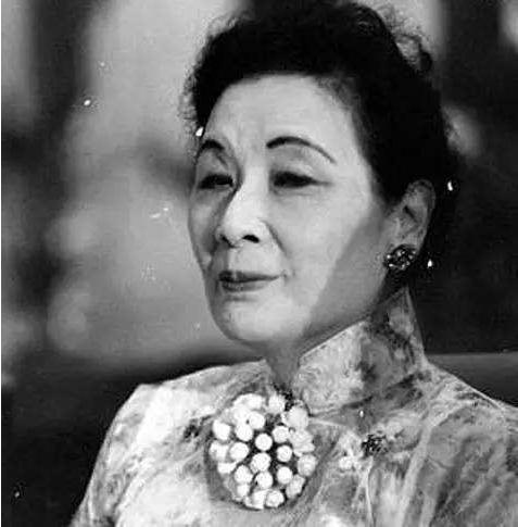 宋美龄看到丈夫遗嘱后,直接独自去了美国,晚年她才说出原因_腾讯新闻