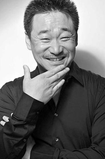 若是笑起来,八字向下咧的更开,嘴巴抿一条线,嘴角向下撇,脸颊和眼角