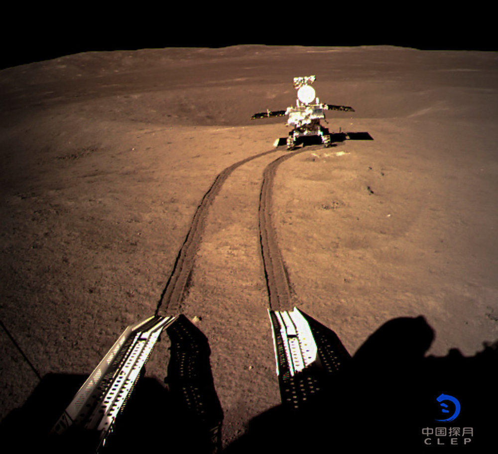 玉兔二号|嫦娥四号附近发现“石碑”，玉兔二号正前往调查，专家表示不寻常