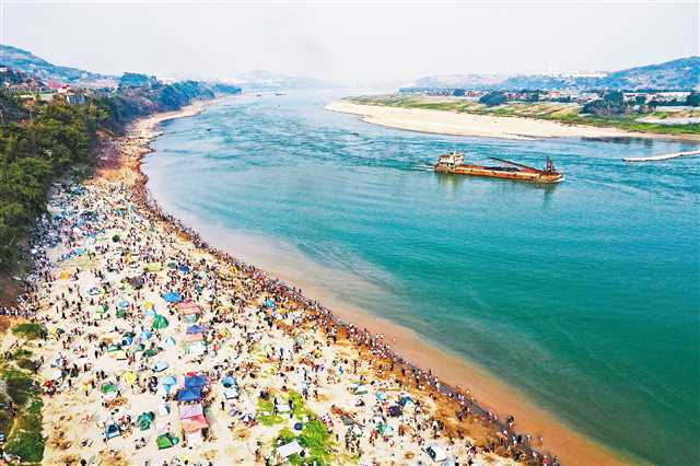 享受春日暖阳重庆牛栏坝沙滩火了