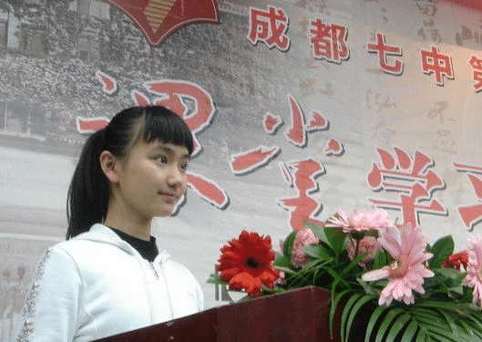 叶子的初中是在成都七中育才学校毕业的,而后在高中又通过自己的努力