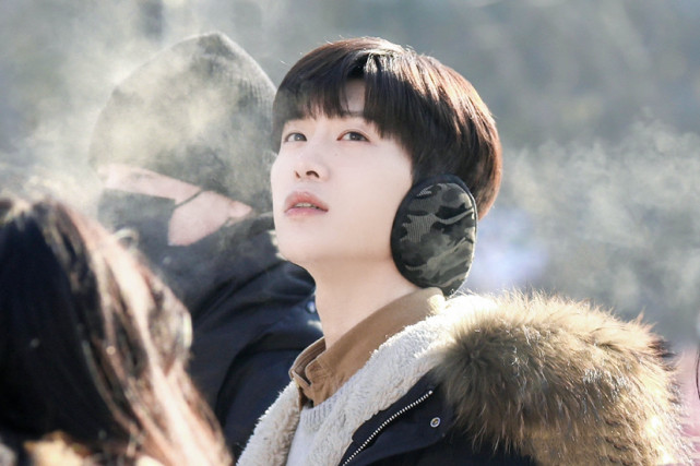 《左肩有你》路透曝光,范丞丞王安宇雪地打架,氛围感绝了