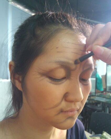 美国年轻女子易容成老太太只为蒙混过关优先接种疫苗