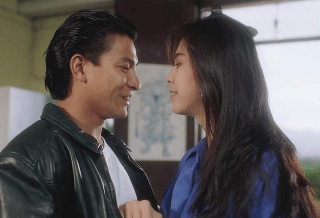 王祖贤坐在刘德华腿上时,谁注意到华仔手的位置?细节见人品!