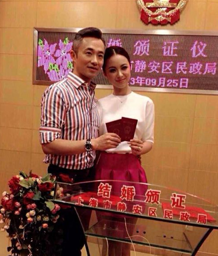 24岁最美主持人,嫁42岁患病前辈不离不弃,结婚多年恩爱如初