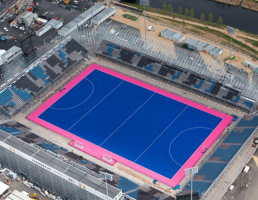 曲棍球运动对场地和器械的要求比较高.正规的曲棍球场地通常长91.