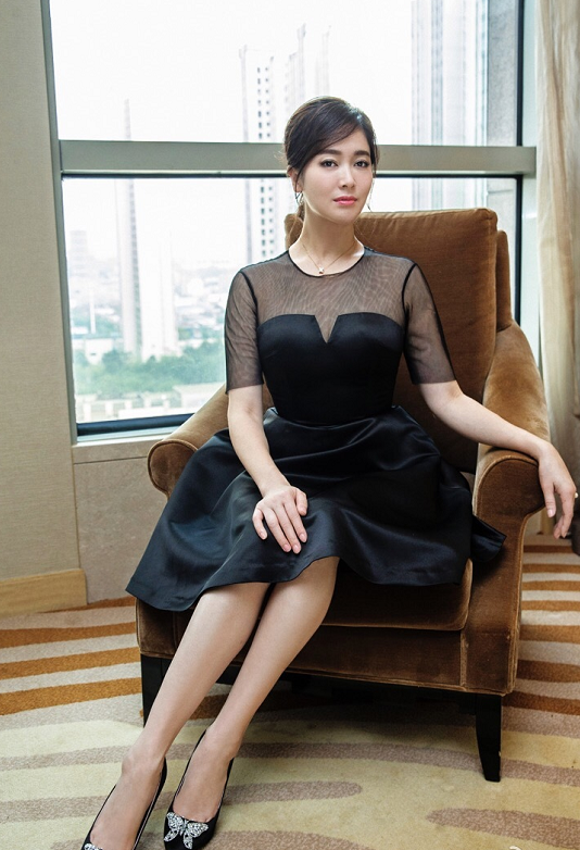 左小青真有贵妇范穿黑色连衣裙优雅温柔随便穿穿都惊艳