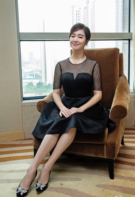 左小青真有贵妇范穿黑色连衣裙优雅温柔随便穿穿都惊艳