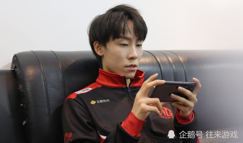 会固定下来,目前只有边路位置争议比较大,毕竟七年和阿泽都各有所长