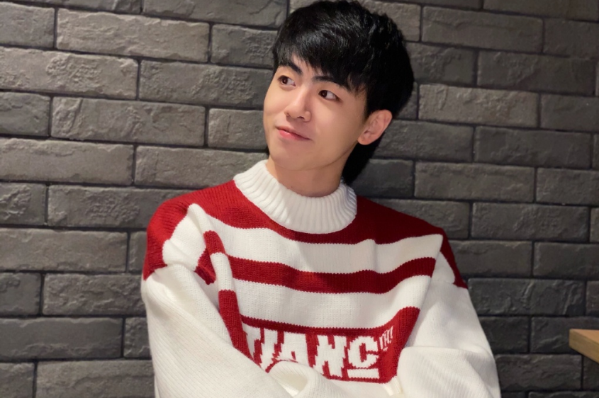 很快节目就出现了首a选手,魏宏宇凭借自己的自作曲《tom&jerry》成功