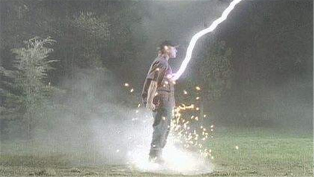 外国男子10年时间被雷劈了3次,去世后,雷将他墓碑也劈了_腾讯新闻