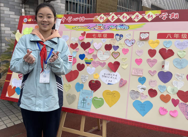 每位同学准备好新年心愿卡,写下他们的心愿,留下他们的祝福,缤纷多彩