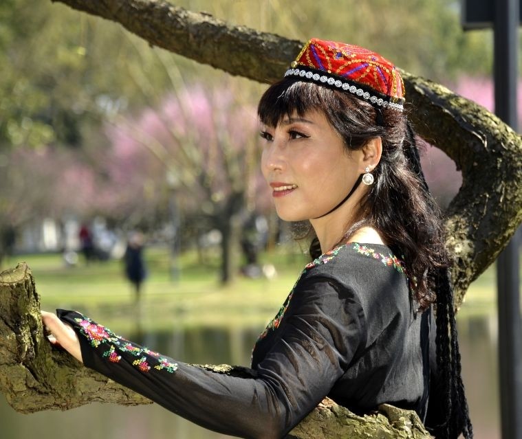 梅花树下美女秀