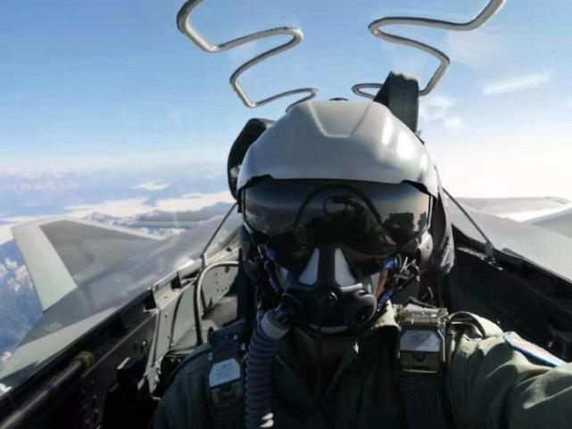 歼20为您诠释,什么叫科技与智慧融合|歼-20|f-35|珠海航展|头盔显示器