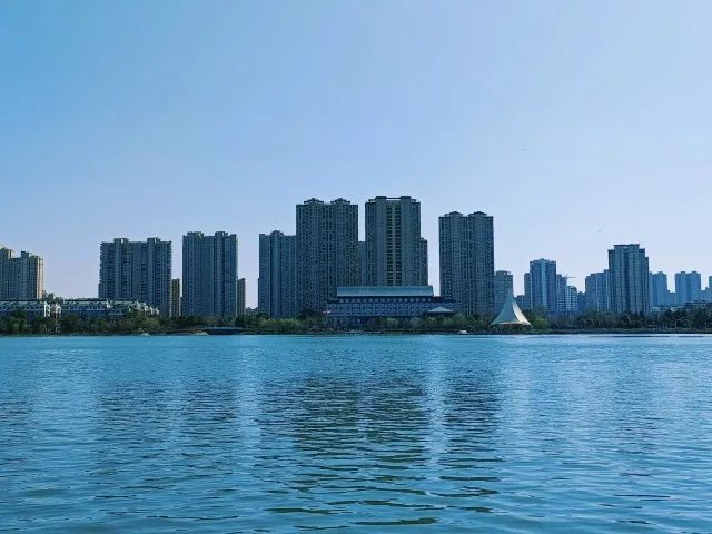 芜湖东湖公园:柳绿花红春意浓 游园赏春正当时_腾讯新闻