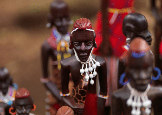 然而,巴桑吉族(扎伊尔)的面具不像巴可达族雕像那样程式化,却同象牙