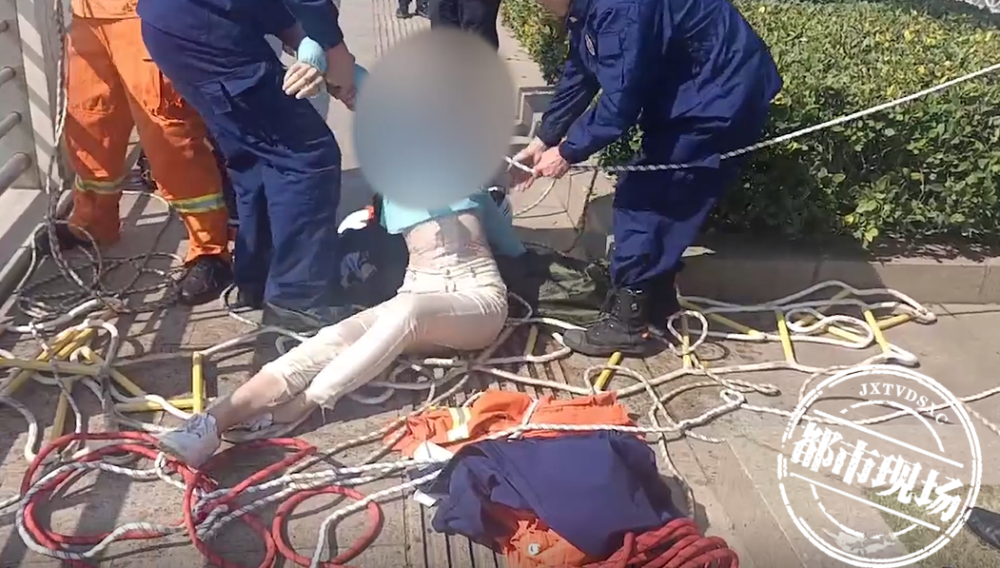 南昌艾溪湖大桥上,一年轻女子跳桥轻生,消防员下水救人!