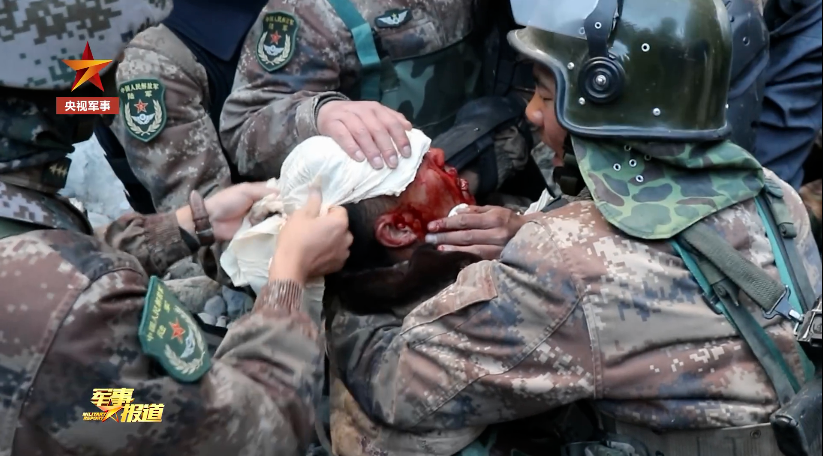 给他包扎时,他一把扯掉头上的绷带,还想起身往前冲,随即失去力气晕倒.