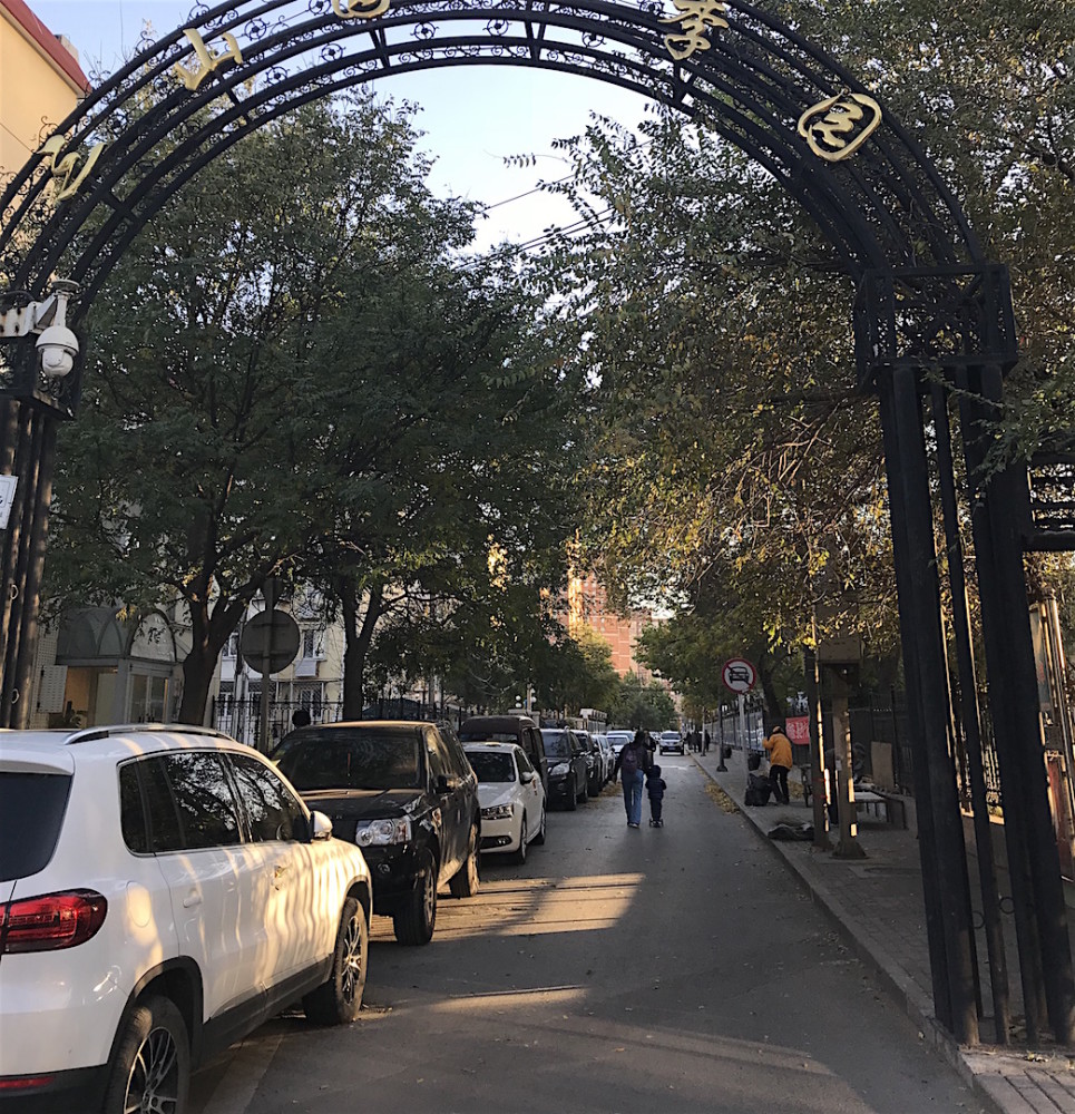 永乐东小区中心路,以前路边停车后道路变窄只能单行.