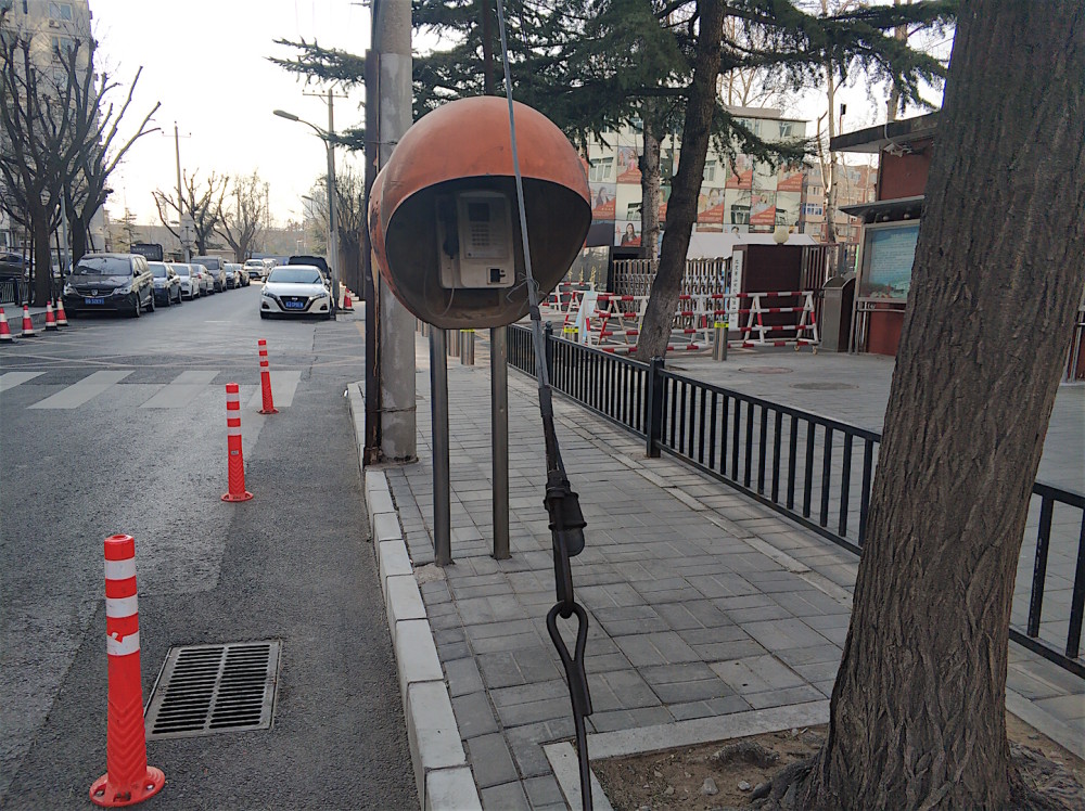 公用电话亭成路障有拆有留逐步清理