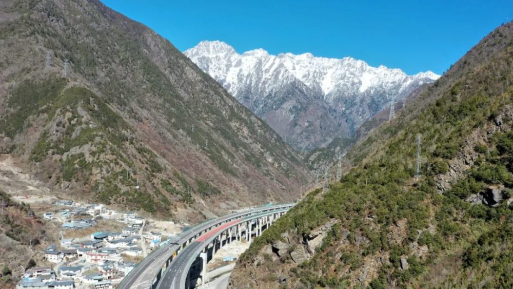 雅叶高速康定过境段康定互通唯一跨线盖梁顺利完成浇筑_腾讯新闻