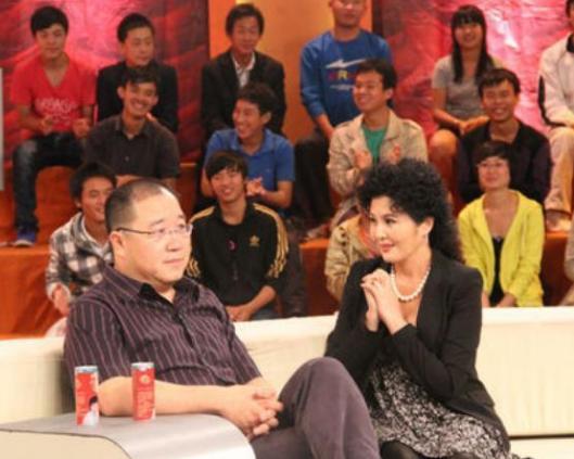 她是"妈妈专业户,曾因插足宋丹丹婚姻被骂,今55岁无人敢娶