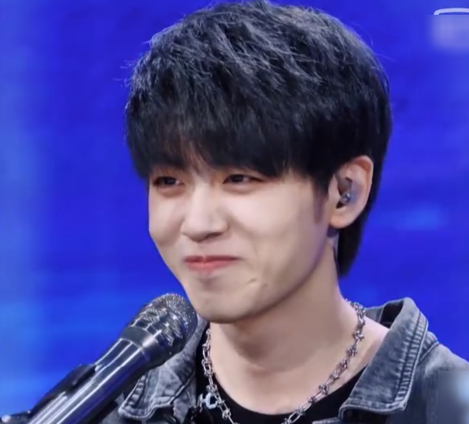 青3魏宏宇被爆劈腿前女友,二人合影太甜,我却被女方颜值圈粉了_腾讯