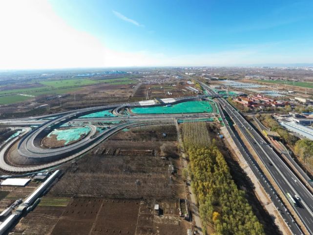宋梁路北延道路工程(顺义段)新建一座双喇叭互通式立交桥据了解,京平