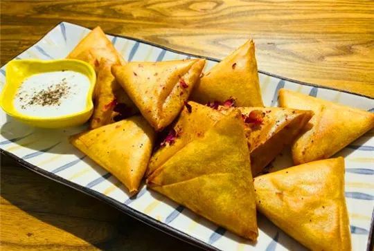 咖喱角:外皮脆脆裹着里面满满咖喱,可以选择沾酸奶吃还可以选择不沾