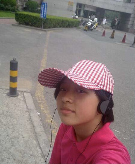 网红机智张脸白手黑,被吐槽妆感很假面,直播自认开滤镜还开100%瘦脸