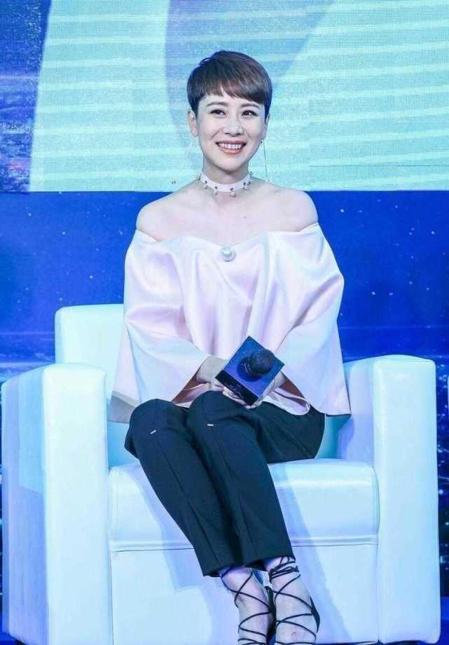 海清衣品在线粉色一字肩上衣配黑色直筒裤优雅端庄还有气质