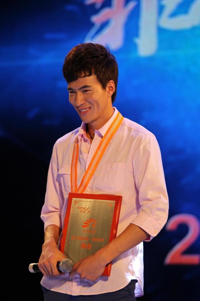 奥运冠军陈定参加晶报阳光奖.记者:高志明