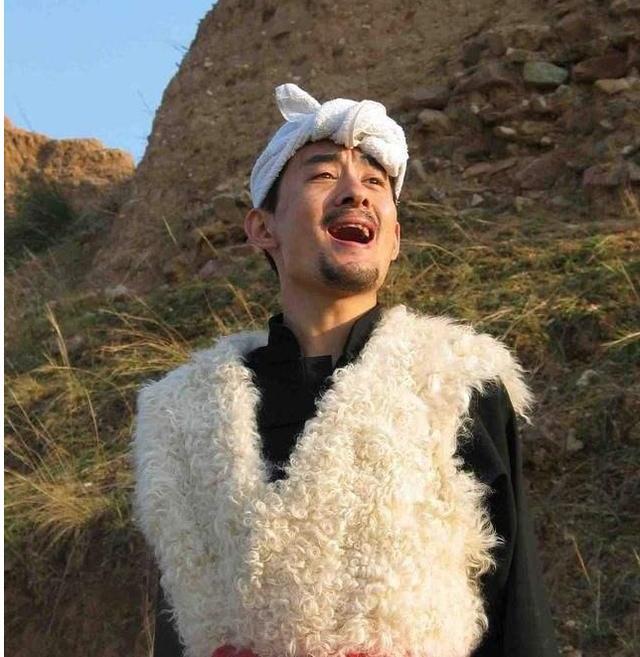 阿宝:从年入千万到吃软饭,无奈退出歌坛5年后又被意外身亡_腾讯新闻