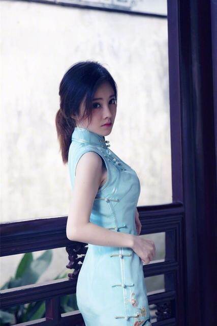 被冯提莫旗袍造型惊艳到,骨感身材却明艳动人,小个子也能这么美_腾讯