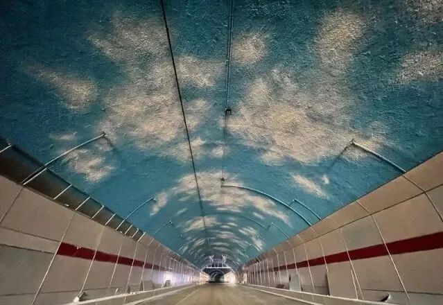 一条穿过桃花岭公园连接含浦片区与梅溪湖片区的麓景路隧道正在加紧