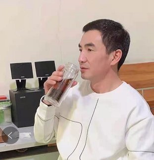 据王金友说,母亲在他受伤前已去逝,父亲在照顾他几年后也因病去逝.